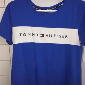 blue and white Tommy Hilfiger tshirt